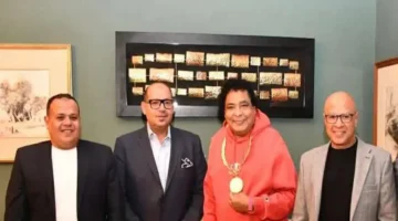 محمد منير يتسلم قلادة العظماء من ياسر إدريس خلال تكريمه كسفير اللجنة الأولمبية 1